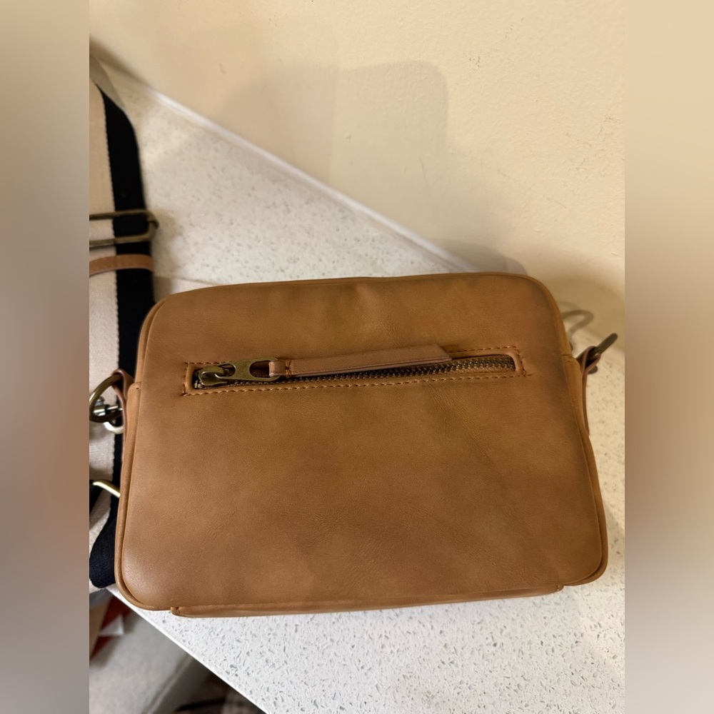 THREAHOLDS Tan Crossbody camera bag purse adjustable strap - Picture 3 of 4